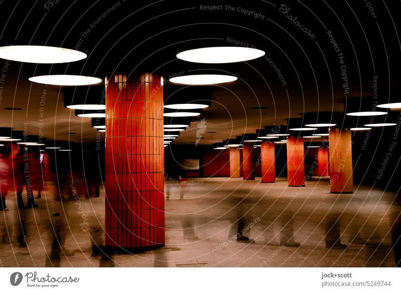 viele Schritte im Untergrund Unterführung Orange Architektur retro Säule Strukturen & Formen Bewegungsunschärfe Beleuchtung Schatten Berlin unterirdisch