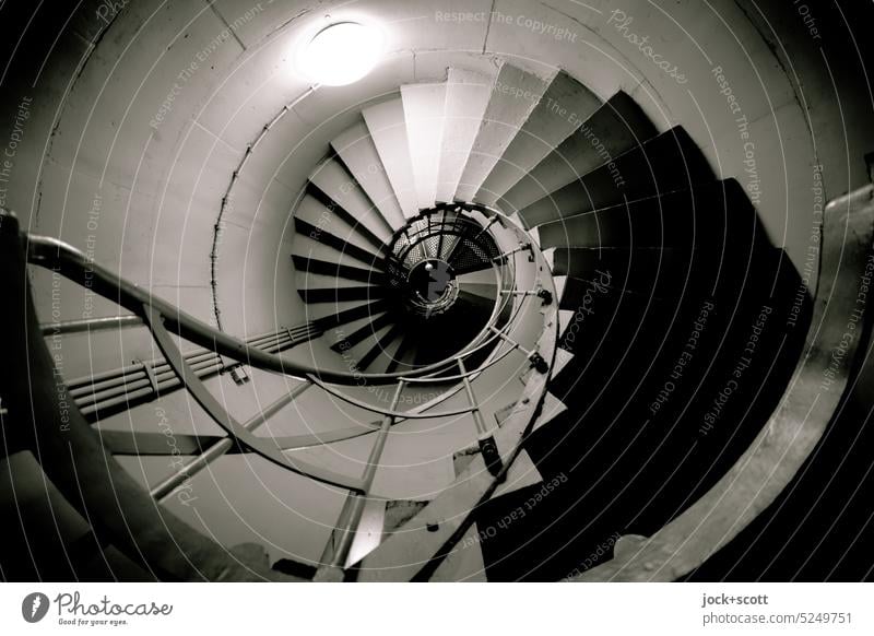 gebogener Handlauf einer Wendeltreppe führt nach oben Treppe Architektur Geländer Spirale Treppengeländer aufwärts Strukturen & Formen Monochrom Schatten