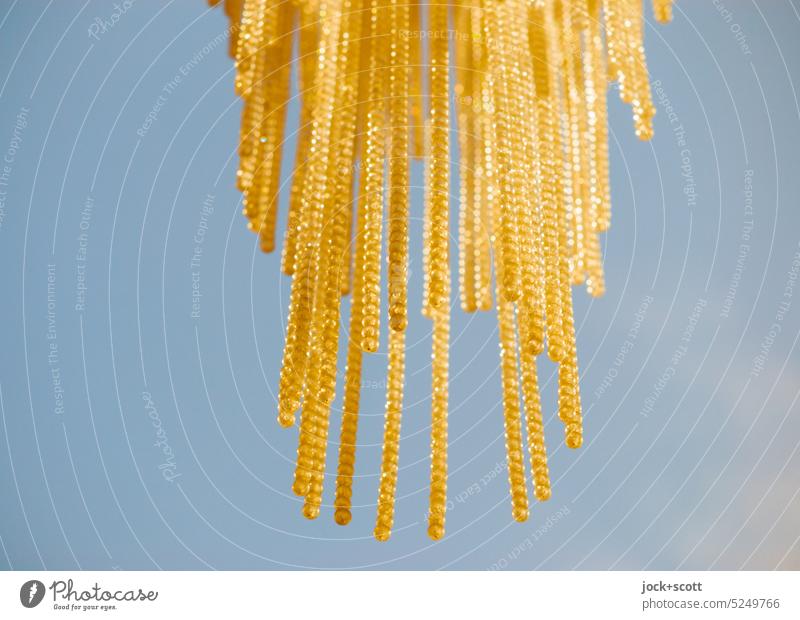 Mobile aus goldigen Perlen im Querformat golden Windstille Windspiel Dekoration & Verzierung hängen festlich glänzend Glamour Hintergrund neutral Sonnenlicht