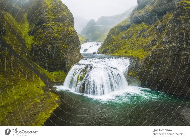Wunderschöne Luftaufnahme der Stjornarfoss-Wasserfälle in der Sommersaison. Island Antenne Ansicht stjornarfoss strömen reisen Landschaft Wasserfall Schlucht