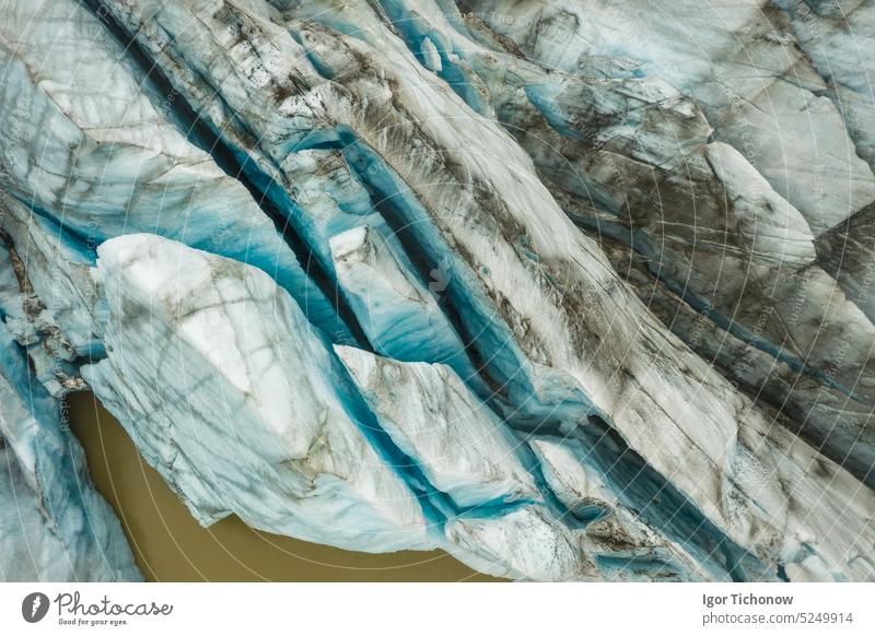 Luftaufnahme einer Drohne von Gletscherformationen im Tal Antenne Dröhnen Ansicht Winter Schnee Hintergrund Natur Landschaft Island Eis gefroren weiß arktische