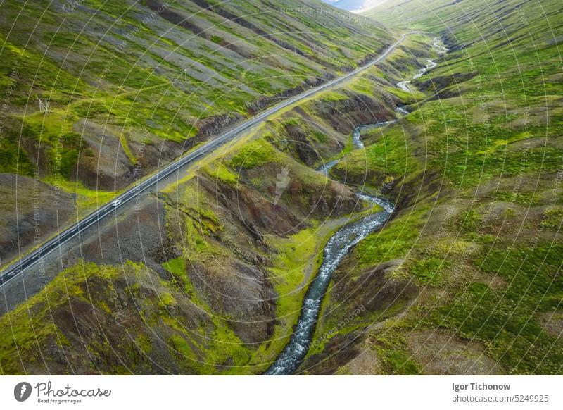 Luftaufnahme einer abgelegenen Bergstraße und eines Flusses im nördlichen Tal in Island, Sommerzeit Antenne Ansicht Straße grün Landschaft Berge u. Gebirge