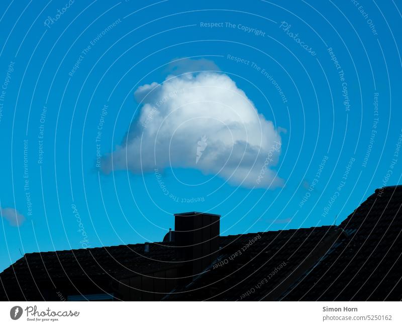 Wolke über Schornstein Blauer Himmel blau Form Formen und Strukturen weiß Strukturen & Formen abstrakt oben fliegen schweben erkennen Erkenntnis Symbol