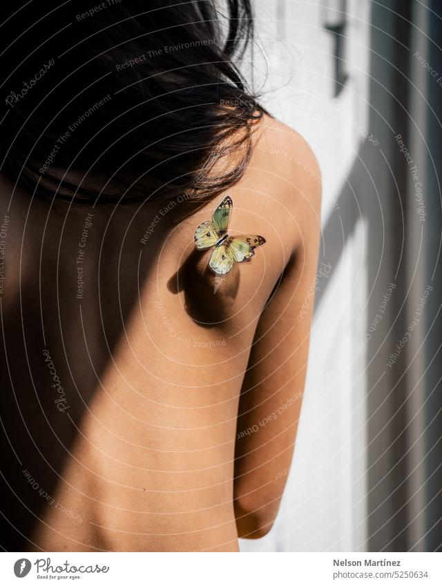 Mädchen mit einem Schmetterlings-Tattoo-Aufkleber auf dem Rücken elegant graphisch Aussehen Tier Körper Haut Schönheit hübsch Menschen Stil menschlich Schminke
