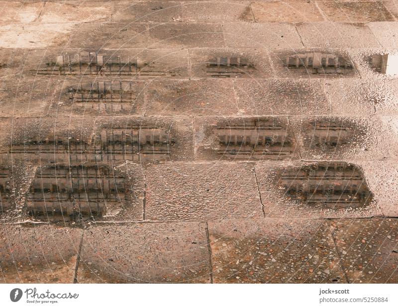 kleine Pfützen spiegeln großes Gebäude Bürgersteig Bodenplatten Reflexion & Spiegelung Wege & Pfade nass Fassade Pfützenspiegelung nach dem regen Wasserlache