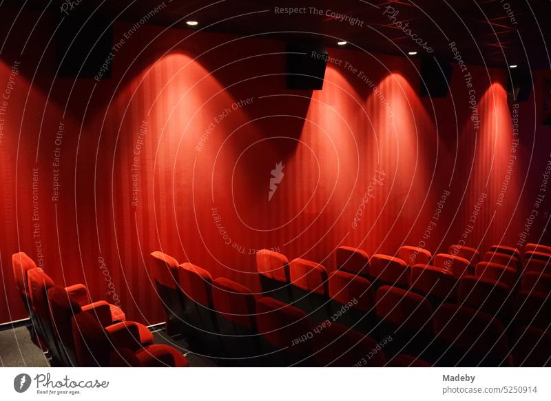 Samt und Plüsch in grellem Rot in einem traditionellen Kinosaal eines Kino im Ravensburger Park in Bielefeld am Hermannsweg im Teutoburger Wald in Ostwestfalen-Lippe