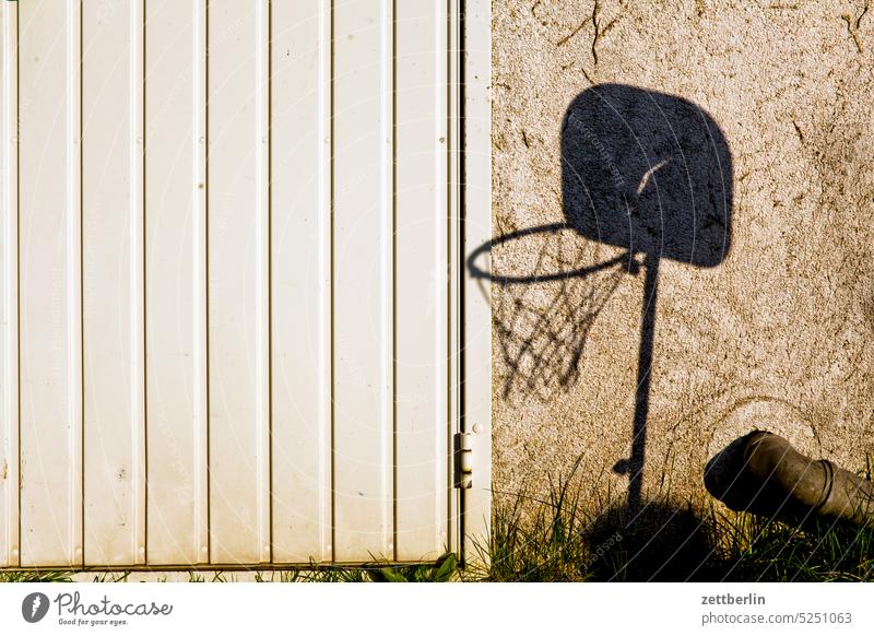 Basketball basketball spiel ballspiel basketballspiel tür tor garage kinderspiel licht schatten korb wand wohnen einfamilienhaus garten