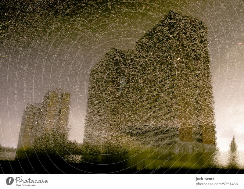 Wohnquartiere spiegeln sich in der Pfuhl Reflexion & Spiegelung Wasseroberfläche See ruhig Wasserspiegelung Plattenbau DDR abstrakt Silhouette Surrealismus