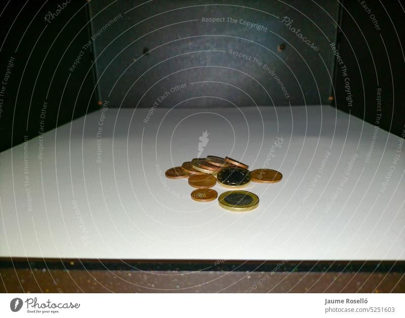 ein paar Euro-Münzen in einem Tresor bei geöffneter Tür (Konzept der Wirtschaftskrise) Währung Banking Stahl Idee Wachstum Sicherheit Einsparungen Finanzen