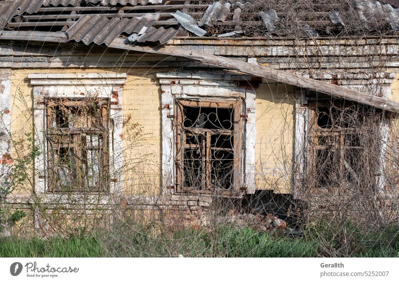 leere Fenster eines beschädigten Hauses in der Ukraine donezk Kherson kyiv Lugansk mariupol Russland Saporoschje aussetzen Verlassen attackieren bakhmut