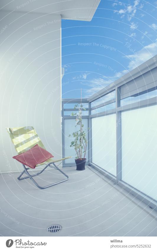 Naherholung im Einklang mit der Natur Balkon Liegestuhl Kissen Pflanze Ruhe zu Hause daheim Zuhause schönes Wetter Erholung Wohnen Plattenbau Urlaub Freizeit