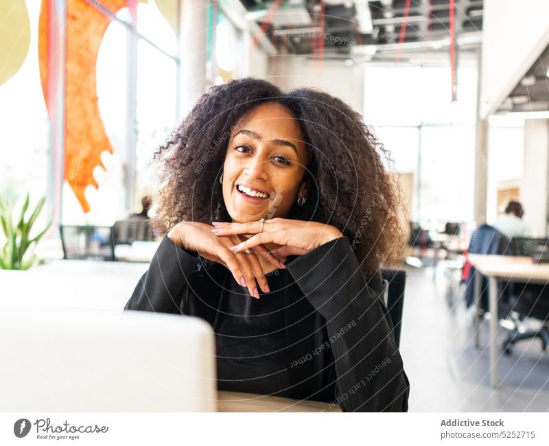 Schwarze Mitarbeiterin bei der Arbeit am Laptop im Büro Frau benutzend Anschluss Projekt Gerät Job jung Afroamerikaner schwarz ethnisch Surfen Browsen Netbook