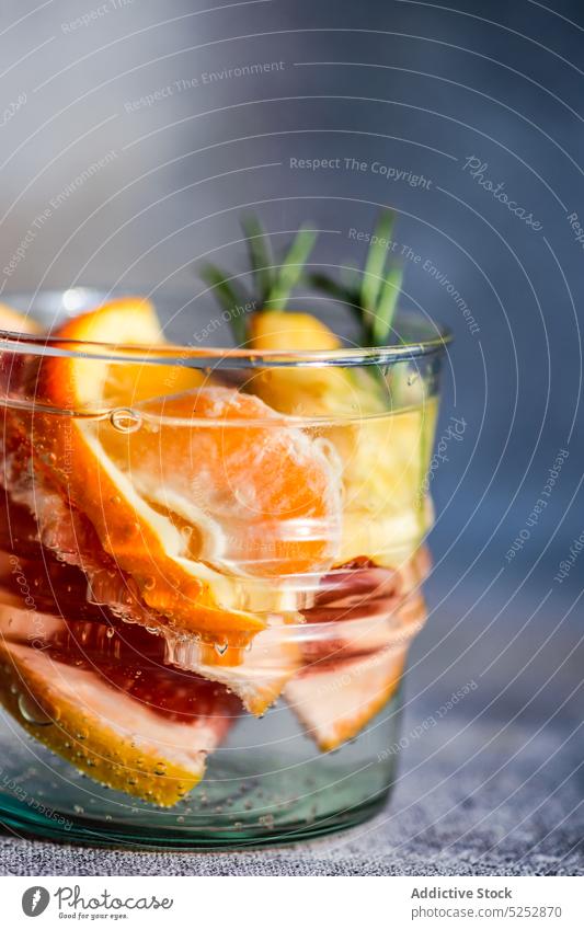 Tropischer Sommer-Cocktail Alkohol Apfel Hintergrund Getränk übersichtlich kalt trinken Frucht Glas Feinschmecker Grapefruit Kiwi orange reif Rosmarin Scheibe