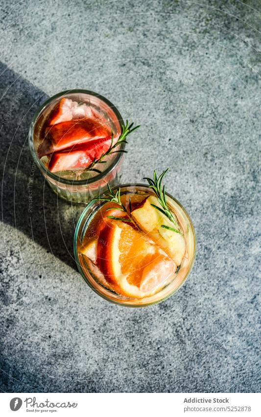 Tropischer Sommer-Cocktail Alkohol Apfel Hintergrund Getränk übersichtlich kalt trinken Frucht Glas Feinschmecker Grapefruit Kiwi orange reif Rosmarin Scheibe