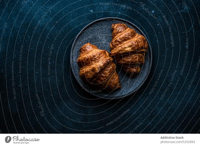 Frisch gebackenes Croissant mit Marmelade Hintergrund Beton knackig Dessert essen Essen Lebensmittel Französisch Mahlzeit Serviette Gebäck Teller süß Tisch