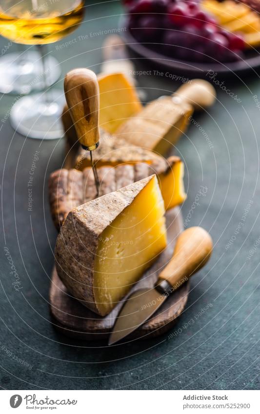 Käsesorten auf dem Holzschneidebrett Ziege Tisch Hintergrund Wein Molkerei Sortiment Lebensmittel Mahlzeit Schneidebrett frisch Steingut Glas Traube Teller
