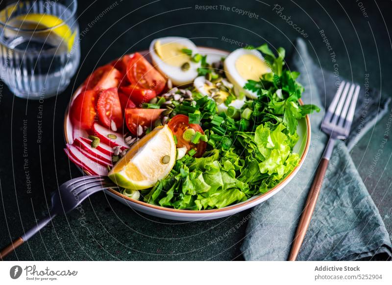 Gesunder Rohkostsalat gekocht Salatbeilage Beton Besteck Abendessen Ei Lebensmittel frisch Glas Gesundheit Kraut Zitrone Serviette organisch roh Rettich Rakete