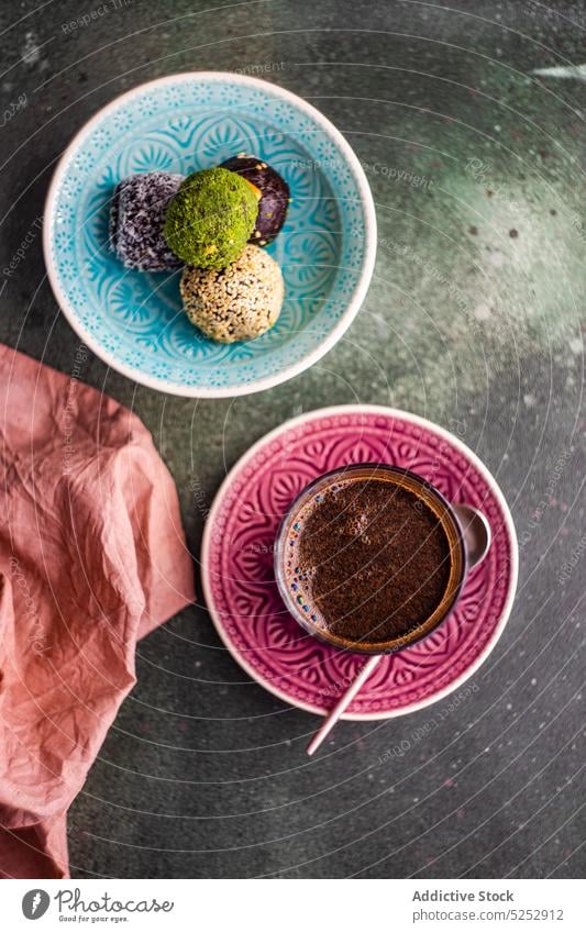 Ein Glas türkischer Kaffee und Pakhlava-Süßigkeiten Ball Schalen & Schüsseln Schokolade Tasse filigran lecker Dessert Lebensmittel Mahlzeit pakhlava Sesam süß