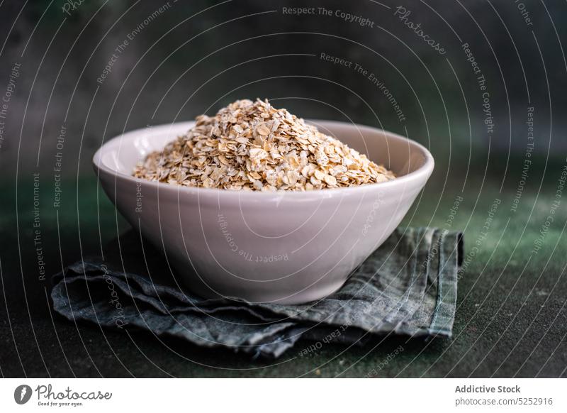 Gesunde Haferflockenbrei kochen Protein Schalen & Schüsseln Beton Koch Essen zubereiten Lebensmittel Gesundheit Korn Bestandteil organisch Haferbrei roh Löffel