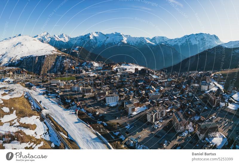 Panoramadrohne mit Blick auf Landschaft und Skigebiet in den französischen Alpen, Alpe D'Huez, Frankreich - Europa alpe d huez Alpe d'Huez alpe d'huez le signal