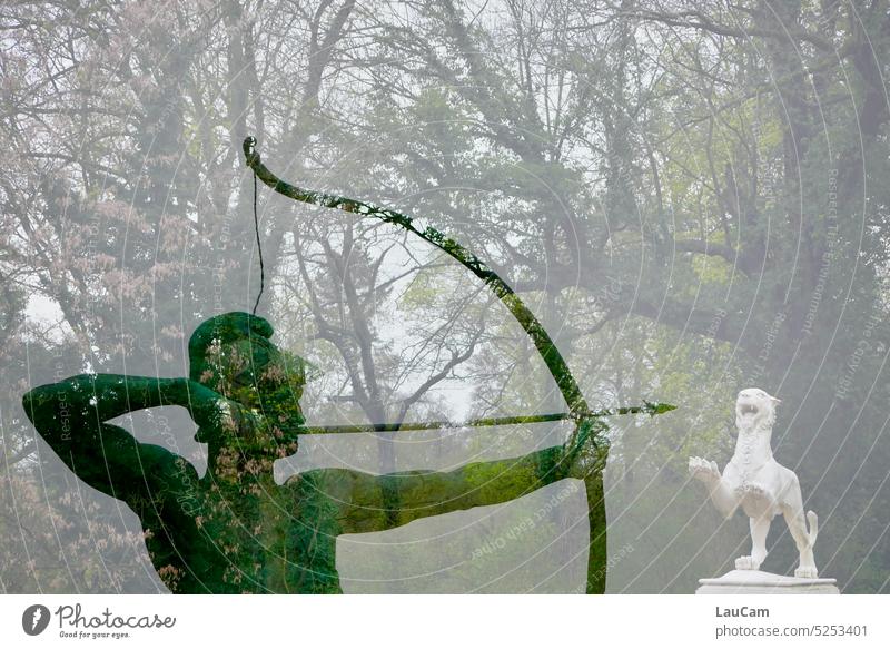 Aus einer anderen Zeit - zielsicher im Schlosspark Bogenschütze weißer Löwe Statuen Pfeil und Bogen Jagd Jagdszene Bäume Wald Park zielen Mensch Tier grün