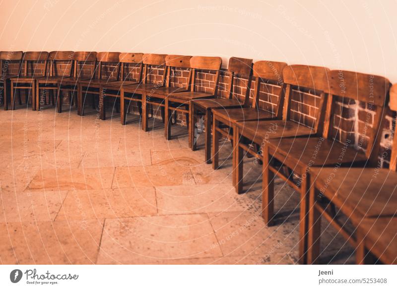 Stuhl- Sammlung Stühle viele nebeneinander Stuhlkreis leer unbesetzt Kirche Reihe Strukturen & Formen Sitzgelegenheit rund Raum Möbel Sitzreihe Stuhlreihe