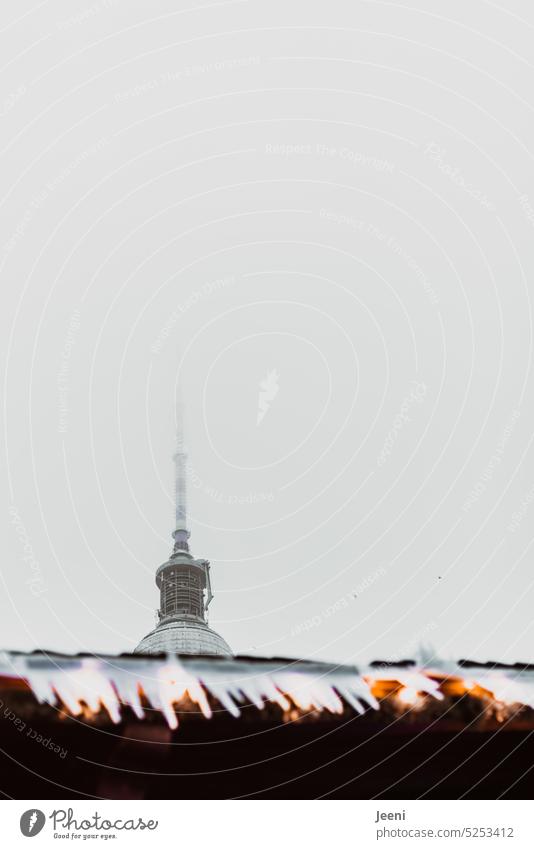 Berlin versinkt im Nebel Stadt Smog eingehüllt versunken Großstadt Berlin-Mitte Turm Fernsehturm Textfreiraum oben Wahrzeichen Sehenswürdigkeit Hauptstadt hoch