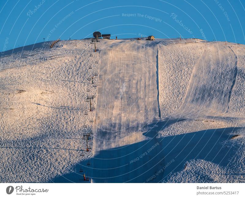Skipiste bei Sonnenuntergang auf einer Bergpiste im Skigebiet Alpe D'Huez - Frankreich alpe d huez Alpe d'Huez alpe d'huez le signal alpin Alpen Architektur