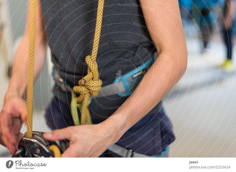 Klettergeschirr richtig anlegen Überprüfung Sportler Jugendlich Klettern Kletterhalle Seil Sicherheit Knoten Sicherungsseil Hände Freizeit & Hobby Fitness