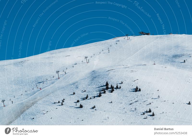 Skipiste auf einer Bergpiste im Skigebiet Alpe D'Huez - Frankreich alpe d huez Alpe d'Huez alpe d'huez le signal alpin Alpen Architektur Gebäude Stuhl kalt