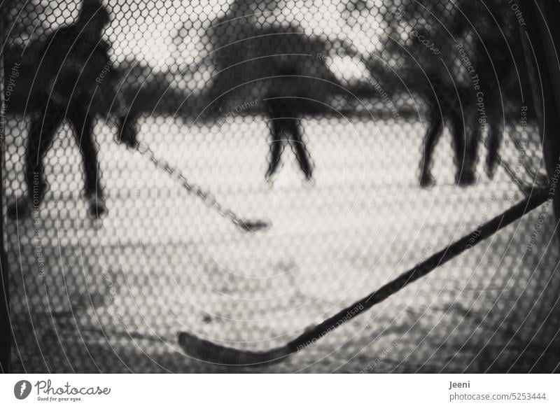 Gegenüberstellung | Torwart und Spieler Eishockey Winter Frost Freizeit & Hobby kalt Schnee Schlittschuhe gefroren Eisfläche Spielen Menschen Jugendliche Sport