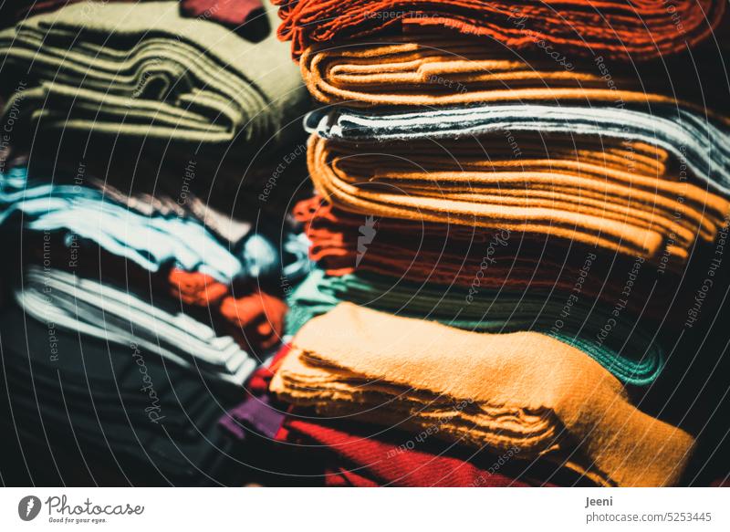 Bunte Stoffe bunt übereinander Gewebe Textil Material Faser Handwerk Markt Bekleidung Nähen Schneider Kreativität Decke Arbeit & Erwerbstätigkeit Schneidern
