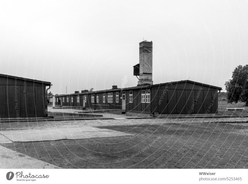 Schlimme Dinge geschahen in der Vergangenheit in den Baracken dieses Lagers KZ Konzentrationslager Faschismus Gefangene interniert Nationalsozialismus Krieg Tag