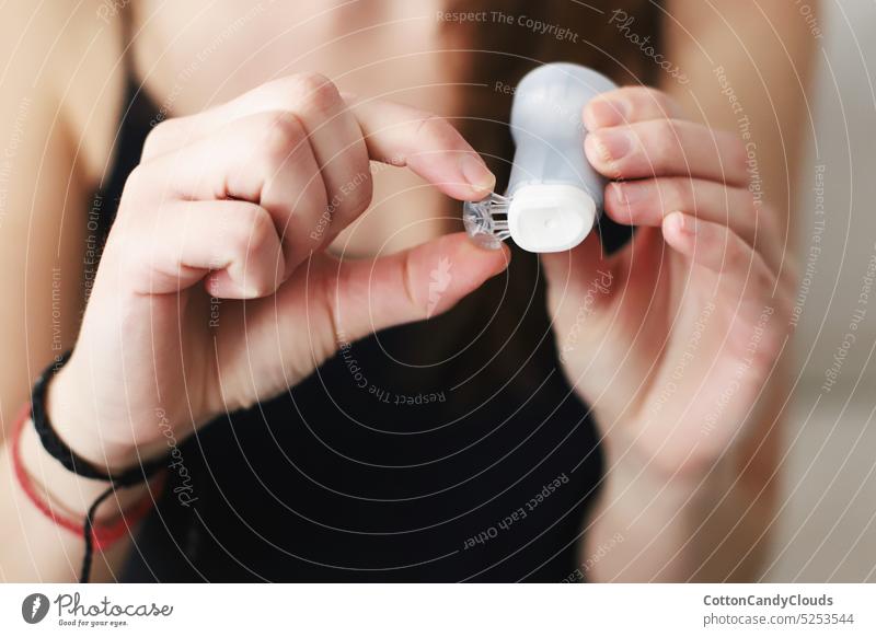 Weibliche Hände, die ein Infusionsset für die Platzierung vorbereiten weibliche Hände vorbereitend Typ-1-Diabetes Diabetes-Pflege medizinische Ausrüstung