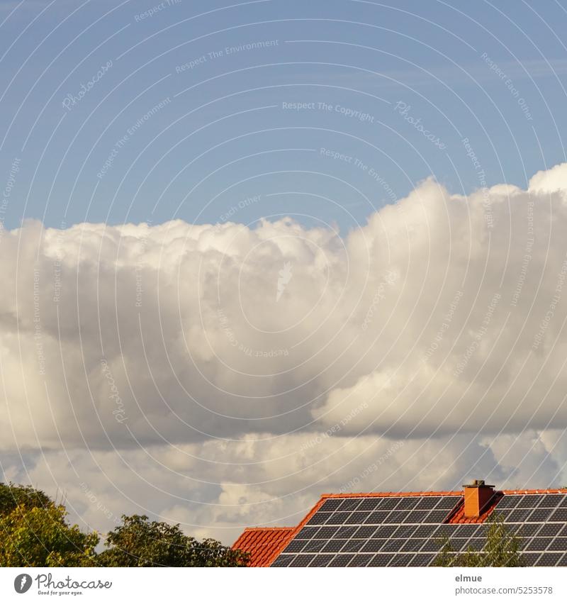 Wolkenformation über einer Photovoltaikanlage auf einem Ziegeldach / Sonnenenergie Fotovoltaikanlage Solarzellen Dach wohnen Dachziegel Wohnhaus Solarenergie