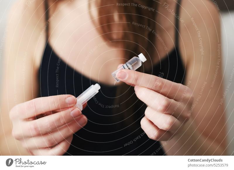 Frau hält ein Reservoir, das gerade mit Insulin für ihre Insulinpumpe gefüllt wurde Beteiligung Stausee Gefüllt mit Insulin Typ-1-Diabetes Diabetes-Pflege