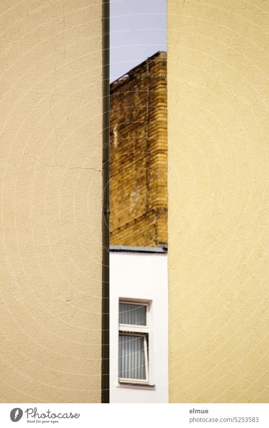 Bildstörung I Blick zwischen zwei fensterlosen Hauswänden hindurch auf ein offenes Fenster eines Bürogebäudes Durchblick verbaut Lückenbüßer Lückenfüller
