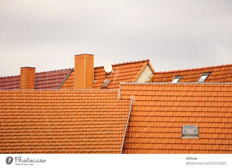 mehrere neue Ziegeldächer mit Schornsteinen, Dachfenstern  und einer Satellitenschüssel Ziegeldach Dachziegel Dacheindeckung rot Hausdach Blog Verzahnung