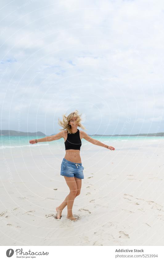 Glückliche junge Frau, die am Strand herumwirbelt sich im Kreise drehen Tanzen Meer Sand Natur Urlaub Sommer positiv Australien Küste MEER Ufer lässig Freude