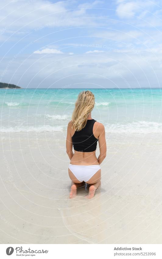 Frau in Badehose am Strand sitzend sich[Akk] entspannen Harmonie Meer Sand Paradies Natur reisen Urlaub Australien MEER ruhen Tourismus jung Freude Ufer Wasser