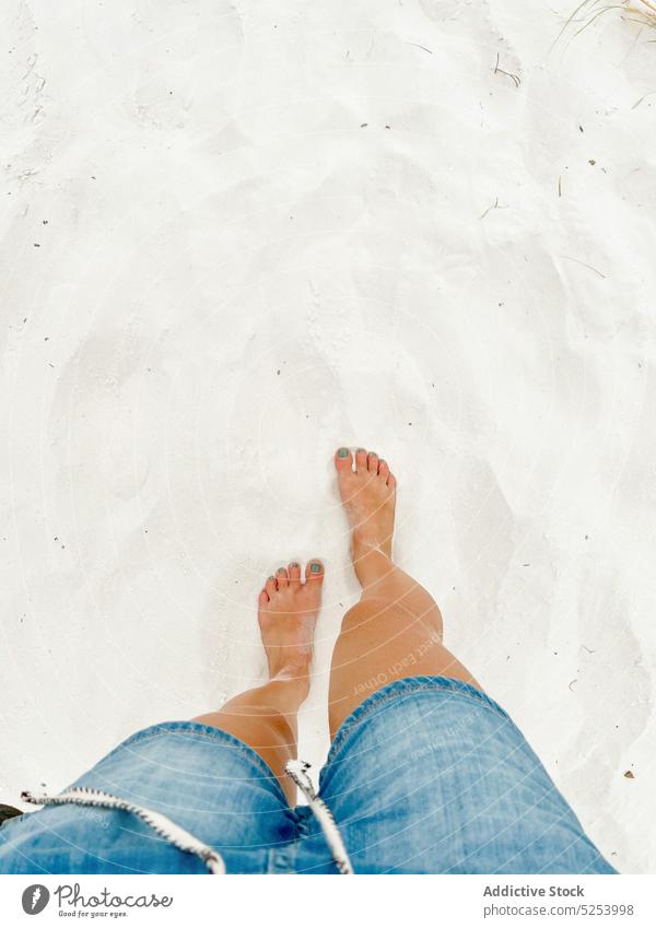 Crop Beine der Frau auf Sand Fuß Strand Barfuß Sommer Urlaub Natur sich[Akk] entspannen Australien Jeansstoff Shorts Küste Ufer schlank stehen Harmonie Freiheit