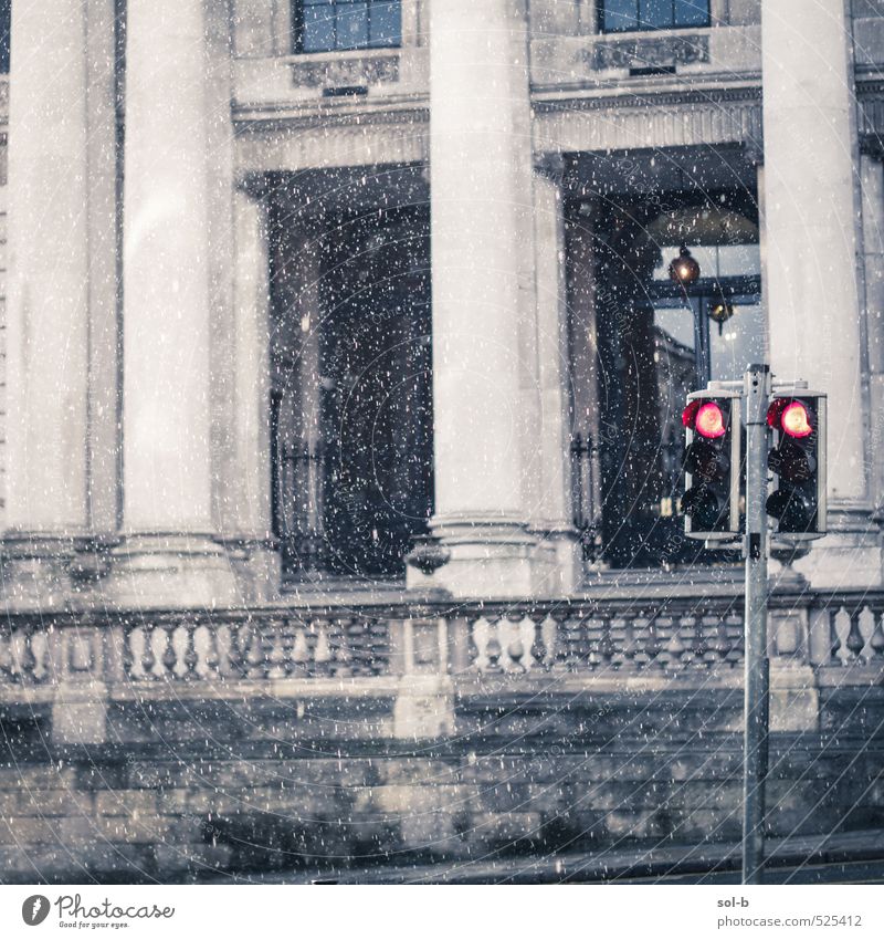 Hör auf zu regnen Sightseeing Städtereise Häusliches Leben Arbeit & Erwerbstätigkeit Arbeitsplatz schlechtes Wetter Regen Stadt Hauptstadt Rathaus Gebäude
