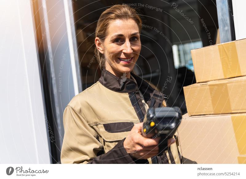 Zustellerin mit Barcode-Scanner vor ihrem Lieferwagen mit Paketen Lächeln Glück Dienst Auslieferer Orden Post Beteiligung Laserscanner Computer-Touchscreen