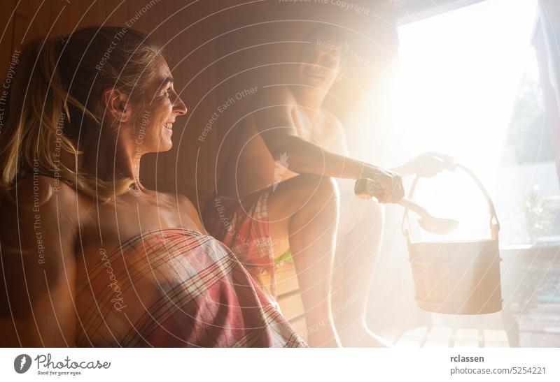 Zwei Personen - ein Paar - genießen eine heiße Sauna und führen ein lockeres Gespräch Harmonie Fitness Freunde Verdunstung Spa Finnisch heißer Stein Hotelzimmer