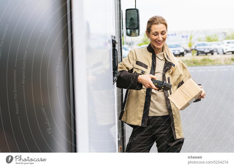 Zustellerin scannt den Barcode mit einem Barcode-Scanner außerhalb ihres Lieferwagens auf einem Paket während seiner Arbeitsschicht Lächeln Glück Dienst