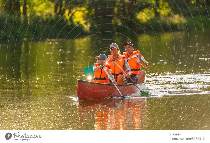 Kanufahren mit der Familie auf einem Fluss in bayern deutschland Bayern Kajak Menschen Sommer im Freien schön Person Sonne Urlaub Natur Boot erkundend Sport
