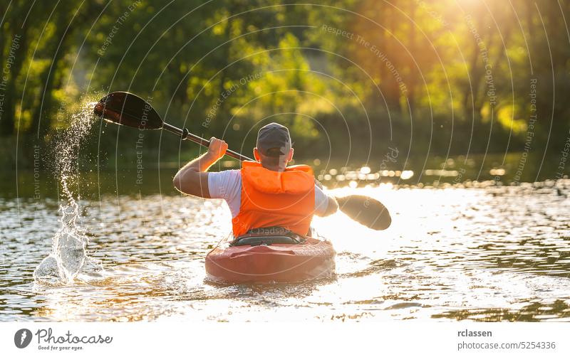 Mann fährt Kajak auf dem Fluss an einem Sommertag Insel Bayern Menschen im Freien Kanu schön Person Sonne Urlaub Natur Boot erkundend Sport reisen Lifestyle
