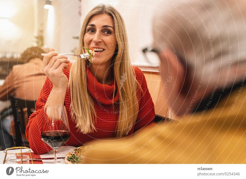 Paar bei rendevouz essen Pizza mit einer Gabel und trinken Wein in einem italienischen Restaurant margherita Rendezvous Scheibe Käse Basilikum Essen London