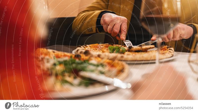 Pärchen trinkt Wein und isst Pizza mit Gabel und Messer in einem italienischen Restaurant margherita Paar Rendezvous Scheibe Käse Basilikum Essen London