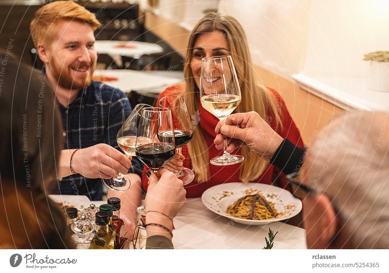 Freunde haben Spaß beim Trinken und stoßen mit Rotwein in einem italienischen Restaurant an London New York State Italienisch Wein Geschmack Menschen trinken